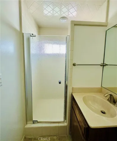 Hall Bath w/Extra Storage