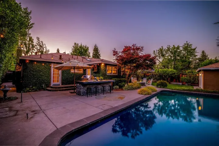 345 Arboleda Drive, Los Altos, California 94024