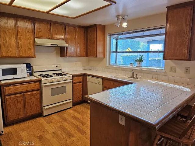 kitchen and breakfast bar