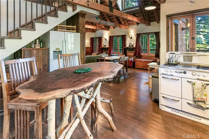 Overall view of kitchen