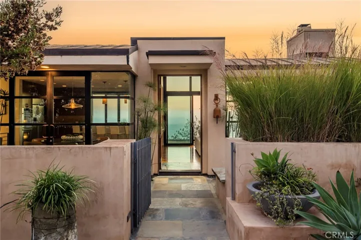 811 Coast View Drive, Laguna Beach, California 92651
