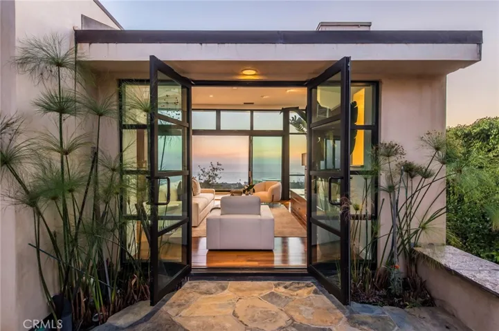 811 Coast View Drive, Laguna Beach, California 92651