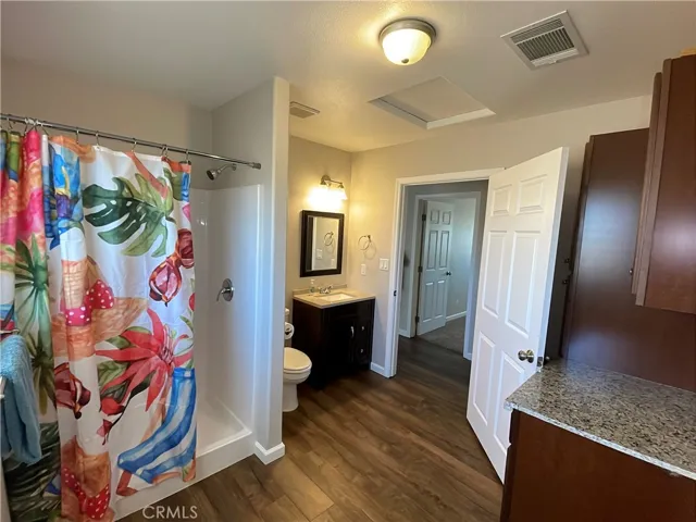 Full Bathroom 1