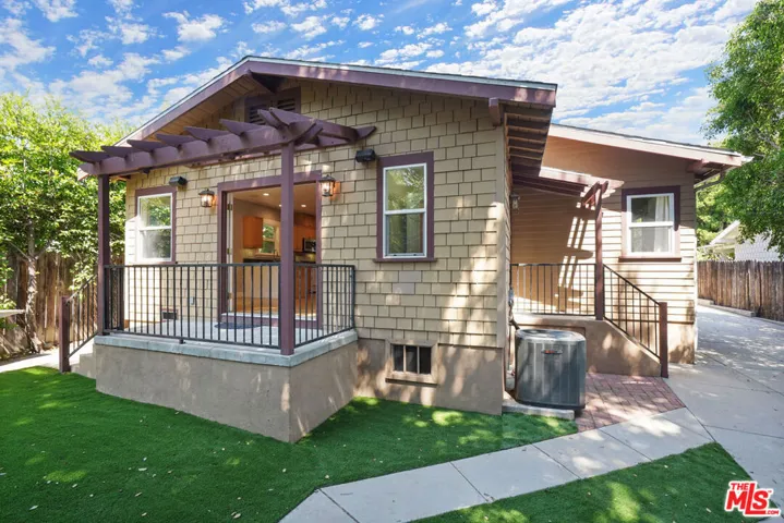 910 Bell Street, Pasadena, California 91104