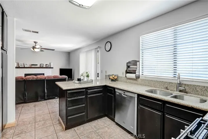 Kitchen w/granite counter tops