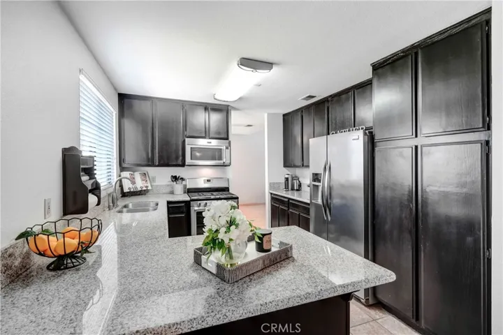 Kitchen w/granite counter tops