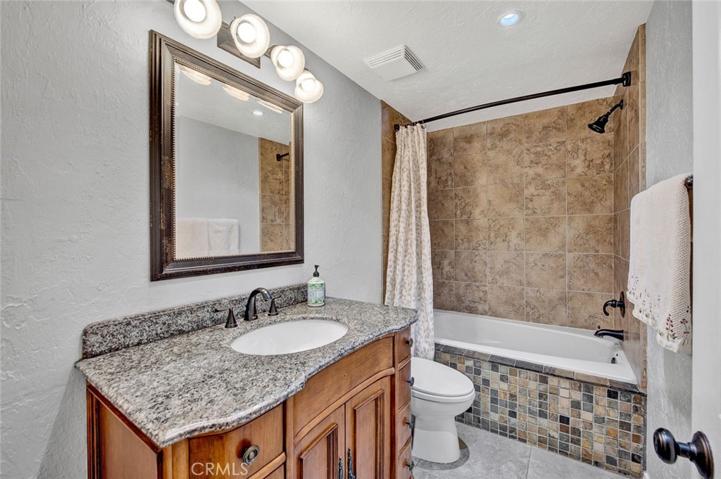 Upstairs full bathroom