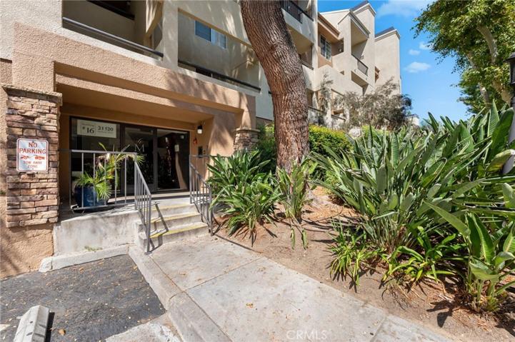 21520 Burbank Boulevard Unit 104, Woodland Hills, California 91367