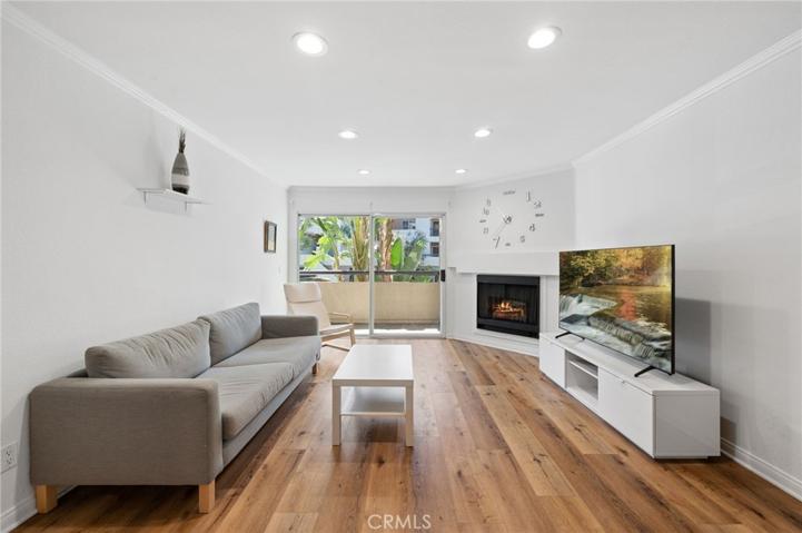 21520 Burbank Boulevard Unit 104, Woodland Hills, California 91367