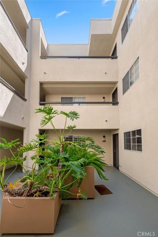 21520 Burbank Boulevard Unit 104, Woodland Hills, California 91367