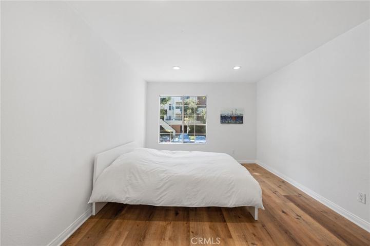 21520 Burbank Boulevard Unit 104, Woodland Hills, California 91367