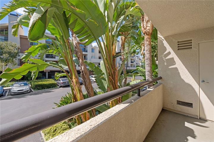 21520 Burbank Boulevard Unit 104, Woodland Hills, California 91367