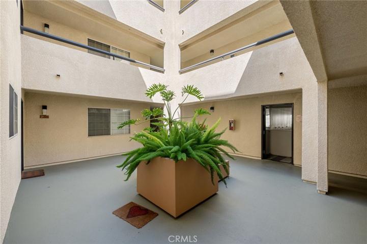 21520 Burbank Boulevard Unit 104, Woodland Hills, California 91367