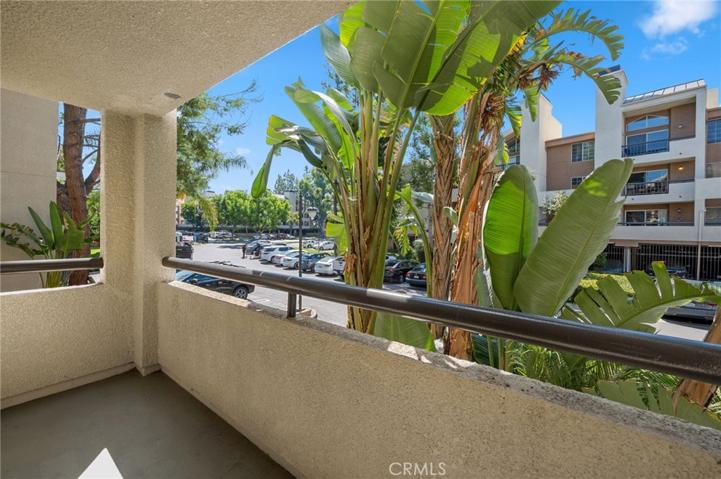 21520 Burbank Boulevard Unit 104, Woodland Hills, California 91367