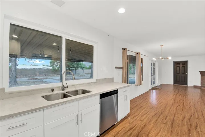 Kitchen & Dining