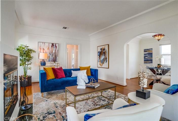 Bright Sun filled livingroom