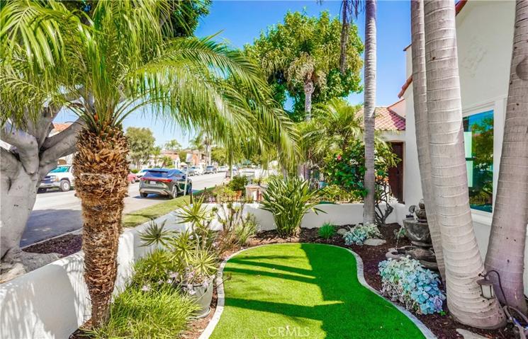 Tranquil courtyard front. yard