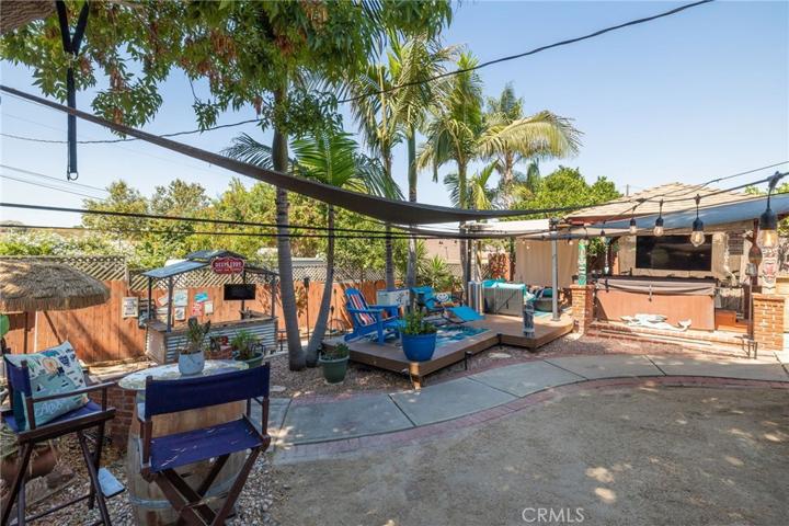 Entertainer's dream yard!