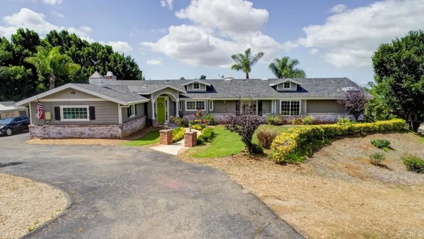 2048 Elevado Hills Drive, Vista, California 92084