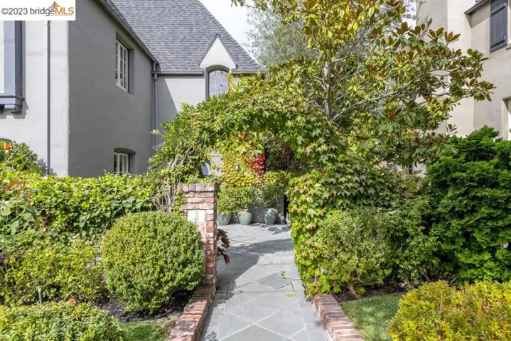 950 Larkspur Rd, Oakland, California 94610