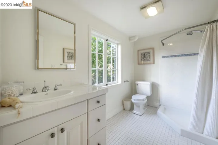 950 Larkspur Rd, Oakland, California 94610