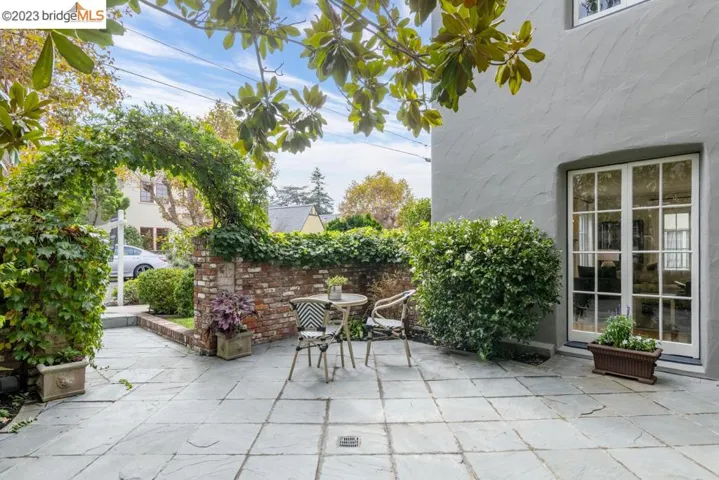 950 Larkspur Rd, Oakland, California 94610
