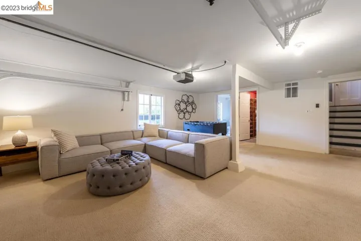 950 Larkspur Rd, Oakland, California 94610