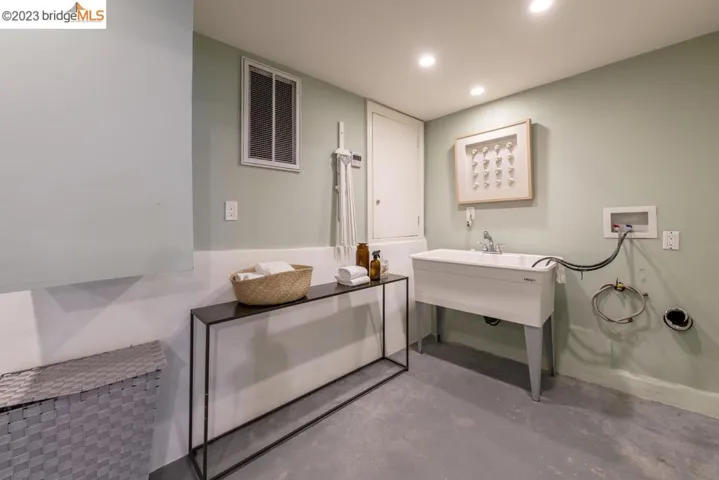 950 Larkspur Rd, Oakland, California 94610