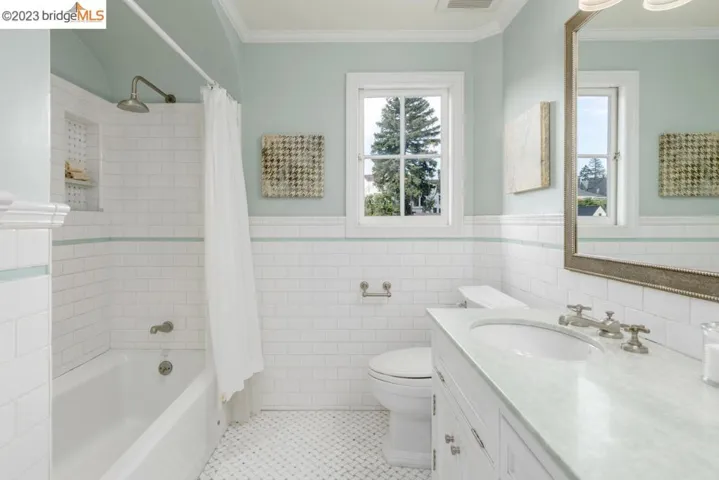 950 Larkspur Rd, Oakland, California 94610