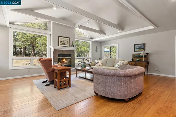 21 Donna Maria Way, Orinda, California 94563