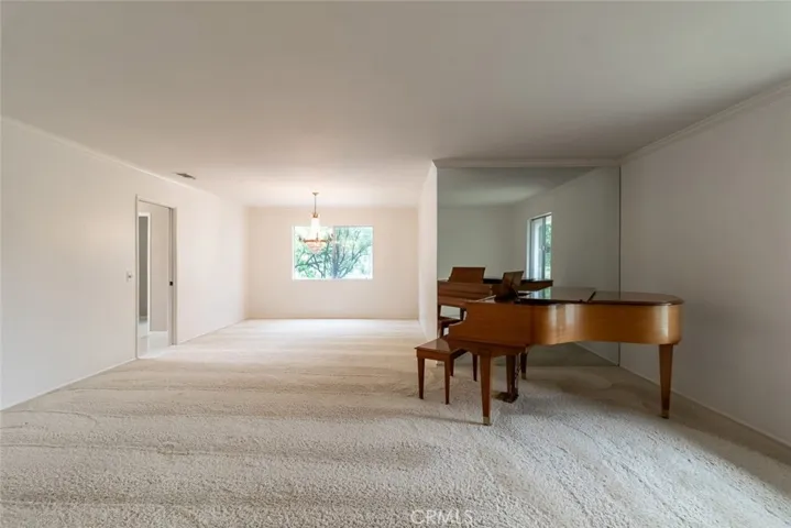 LIVING ROOM/DINING ROOM