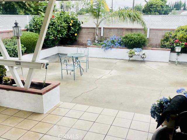 Back patio for entertaingment