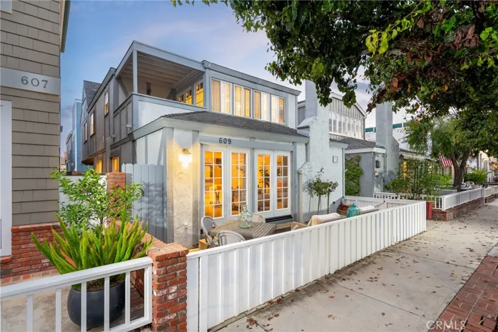 609 W. Bay Ave - Front