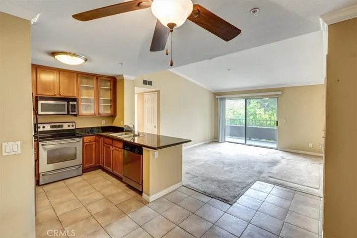 Ceiling fan in dining room