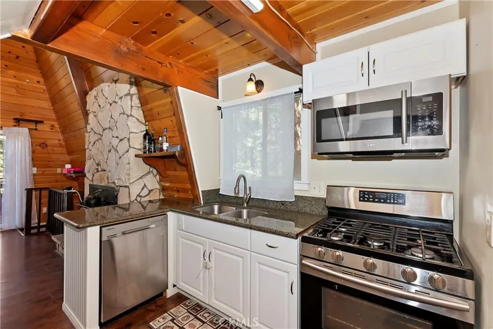 1906 Oakleaf Court, Running Springs, California 92382