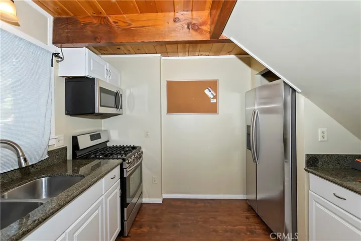 1906 Oakleaf Court, Running Springs, California 92382