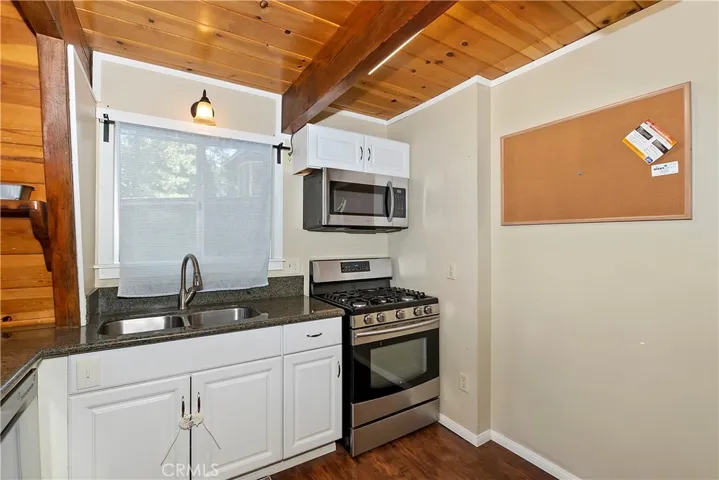 1906 Oakleaf Court, Running Springs, California 92382