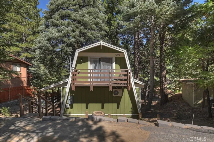 1906 Oakleaf Court, Running Springs, California 92382