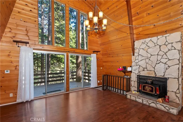 1906 Oakleaf Court, Running Springs, California 92382