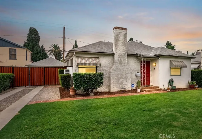 Pristine Hollywood driveway and privacy gate.