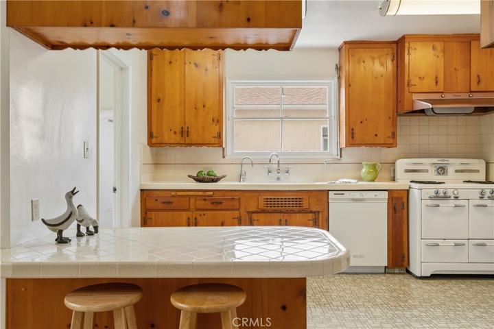 Kitchen bar and kitchen