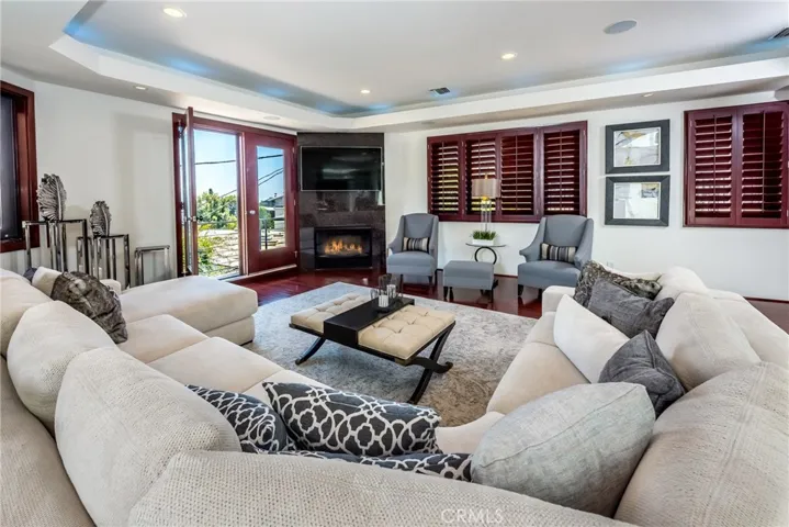 8835 Evanview Drive, Los Angeles, California 90069