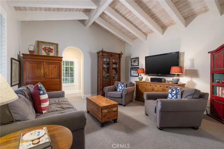 Guest house with vaulted ceilings