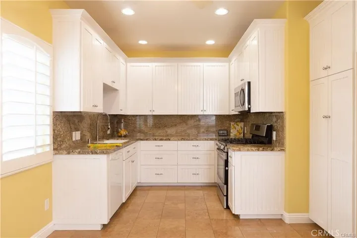 Cottage- kitchen with stainless steel appliances