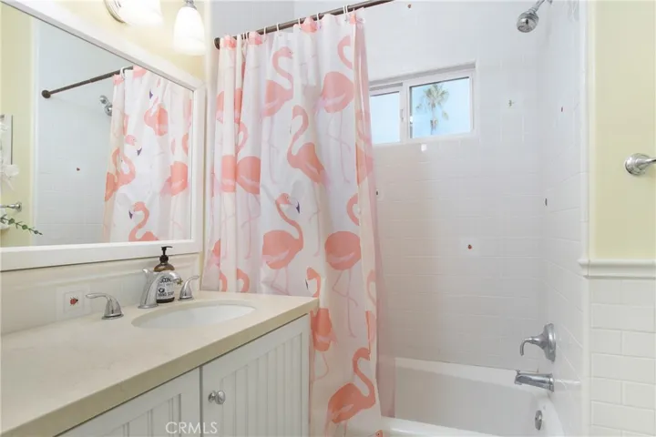 Secondary bedroom en suite bathroom