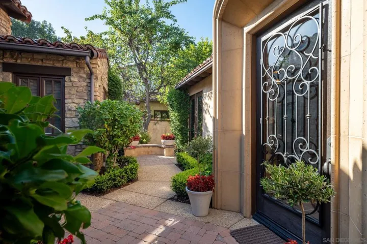 7059 Calle Portone, Rancho Santa Fe, California 92091