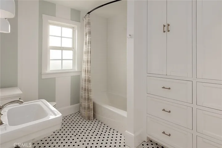 Hallway Bath upstairs