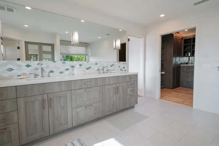 Bath w/ Access to Primay Closet