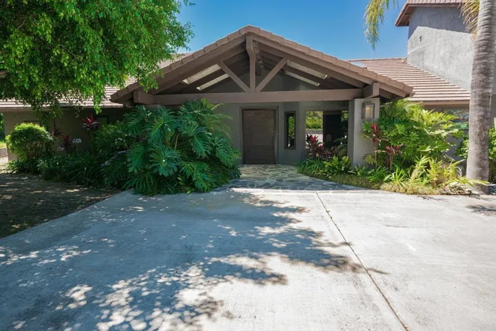A Graceful Entrance w Pivot-Swing Front Door
