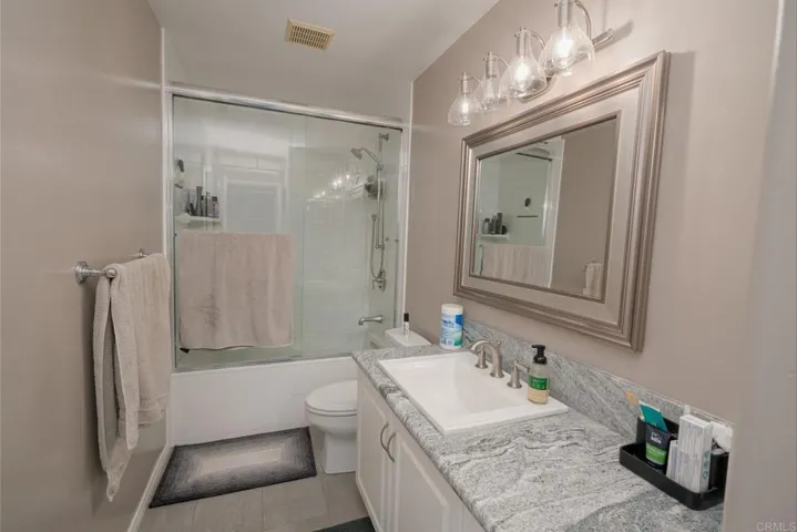 Casista Full Bathroom